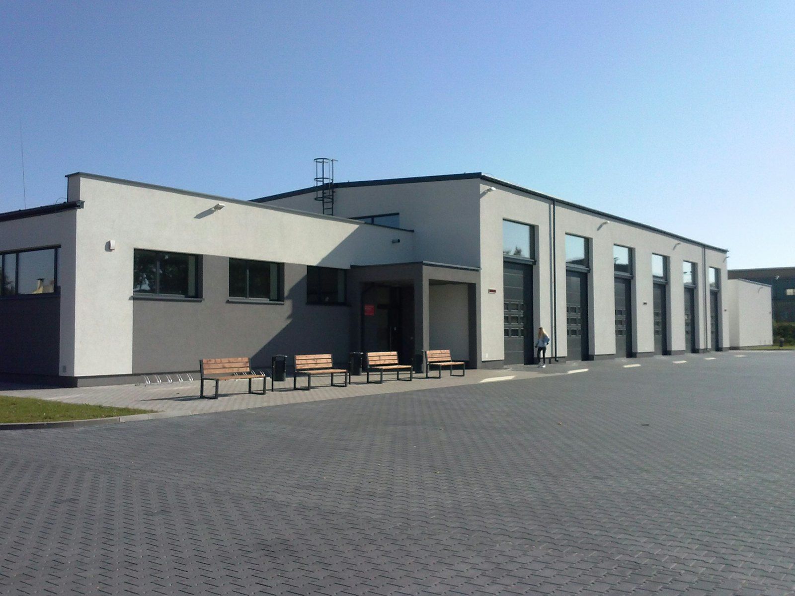 Hala z zapleczem biurowym i utwardzonym placem